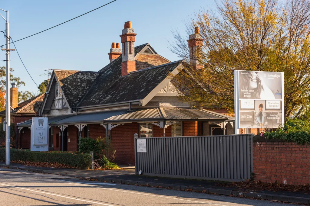 Period red-brick building on Malvern Road, Toorak, housing TMJ Therapy Centre